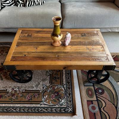 Table basse bois massif sur roulettes – Image 2