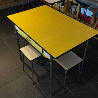 Table Formica  jaune + 4 tabourets blancs