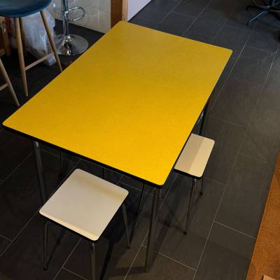 Table Formica  jaune + 4 tabourets blancs – Image 6