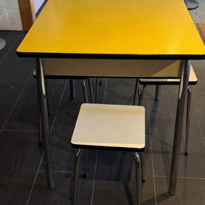 Table Formica  jaune + 4 tabourets blancs – Image 5