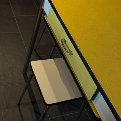 Table Formica  jaune + 4 tabourets blancs – Image 2