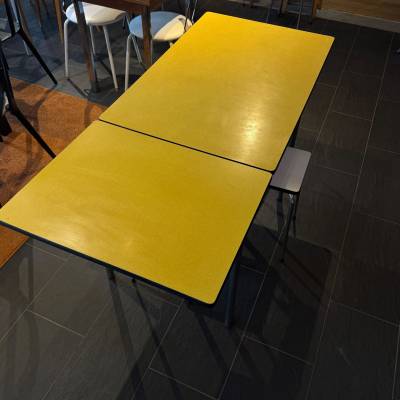 Table Formica  jaune + 4 tabourets blancs – Image 3