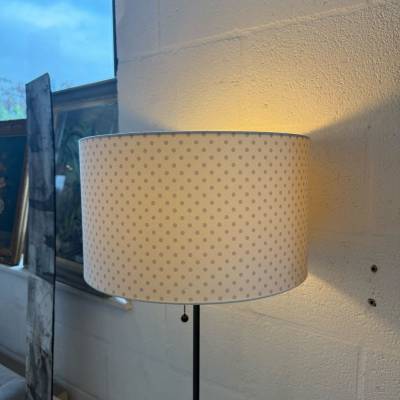 Lampadaire pied noir et abat jour à pois – Image 3