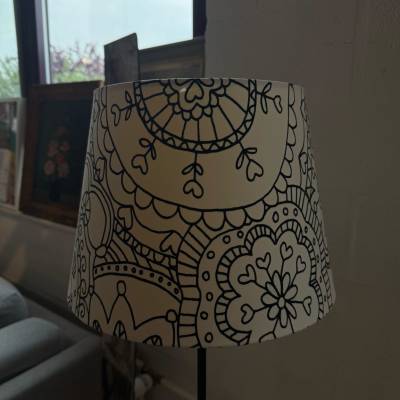 Lampadaire design noir et blanc – Image 3