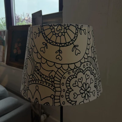 Lampadaire design noir et blanc – Image 3