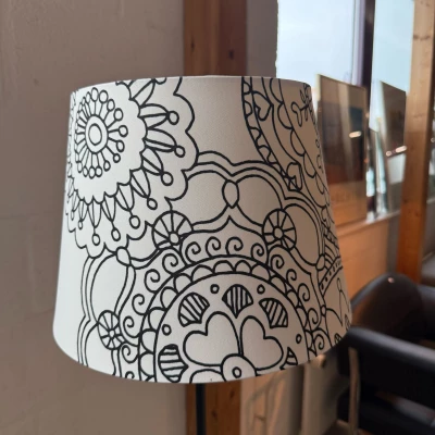 Lampadaire design noir et blanc – Image 5
