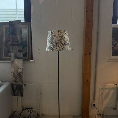Lampadaire design noir et blanc – Image 4