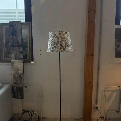 Lampadaire design noir et blanc – Image 4