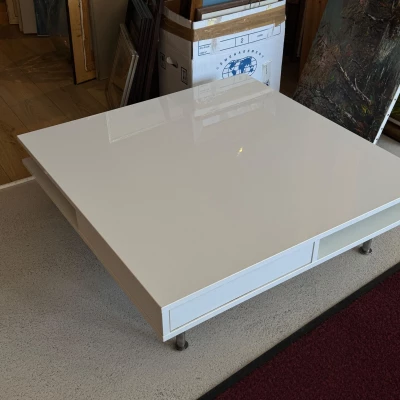 Table basse blanche avec tiroirs