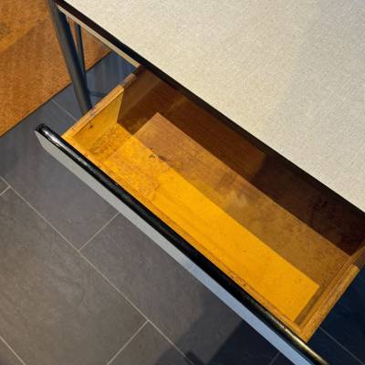 Ensemble table + 2 tabourets Formica grise avec tiroir – Image 4