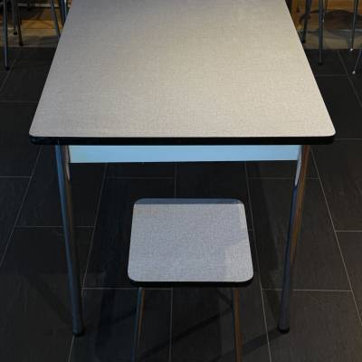 Ensemble table + 2 tabourets Formica grise avec tiroir – Image 6