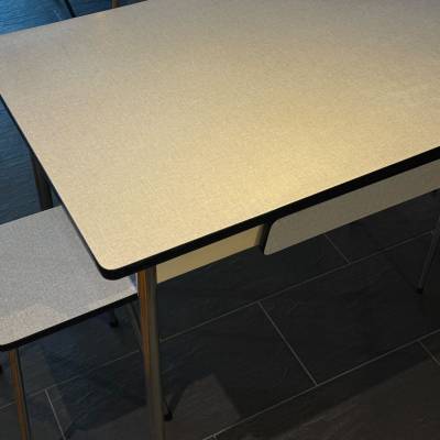 Ensemble table + 2 tabourets Formica grise avec tiroir – Image 2