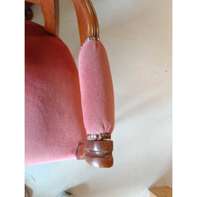 Chaise d'époque cloutées rouge – Image 2