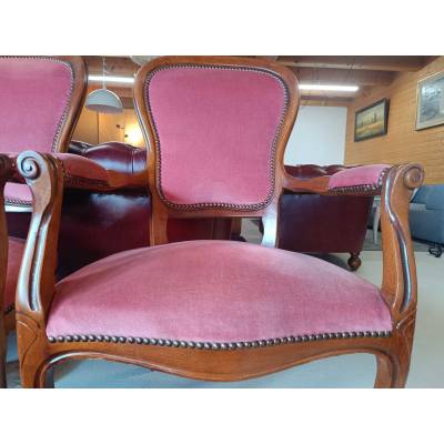 Chaise d'époque cloutées rouge – Image 3